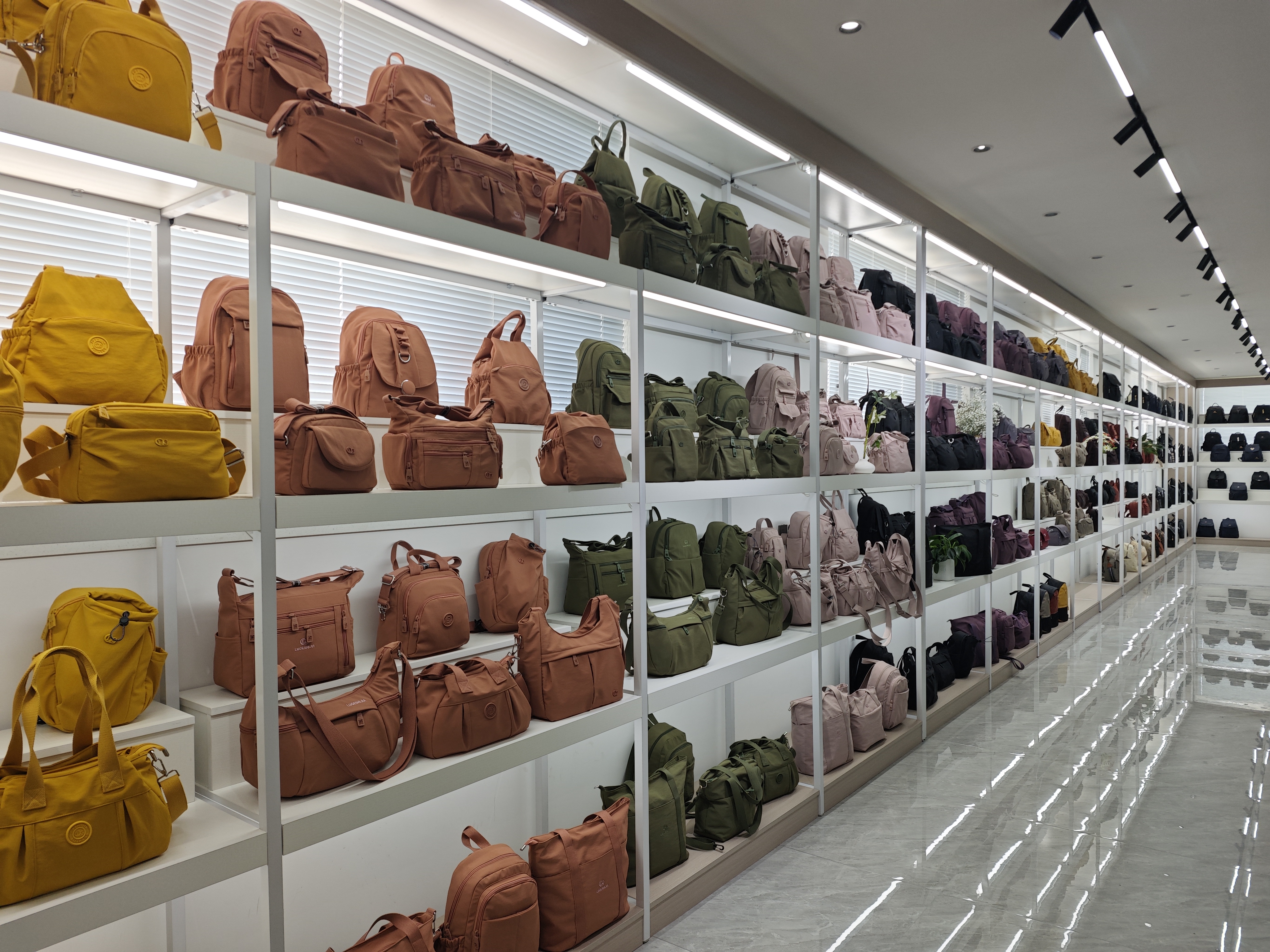 SHANGBAIGE showroom displaying a collection of bags in different styles and colours